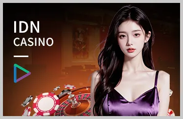 Sân quần vợt với một vận động viên đang giao bóng.